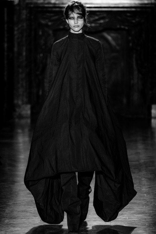 Porn photo julgransjuicepress:  Gareth Pugh. 