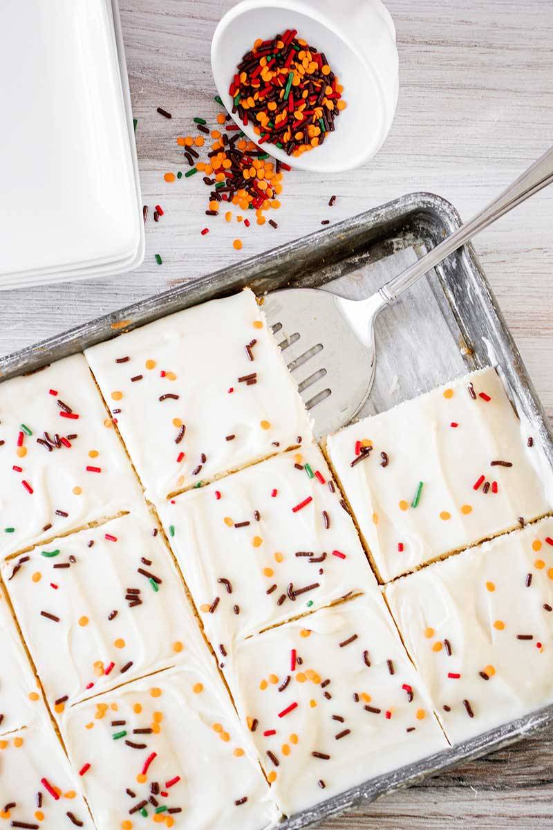 homemadehooplah:
“Maple Frosted Sugar Cookie Bars! Soft and chewy sugar cookie bars topped with fluffy maple cream cheese frosting and festive sprinkles. Perfect sweet tooth snacking for chilly weather holidays.
GET THE RECIPE:...