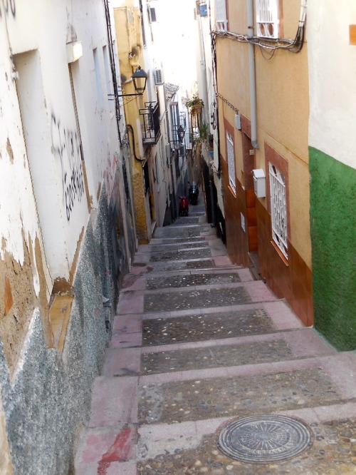 Calle en una ladera con pasos empinados, Jaén, 2016.