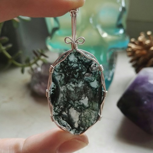 I just made the most beautiful moss agate pendant!