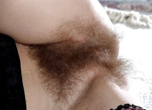 hairycommunity:  I could eat this all day wow!!  look at the hair, its parted in the middle, damn