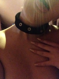 myhorninessconsumesme:  Find this choker hot for some reason 😈  Soooo hot!!