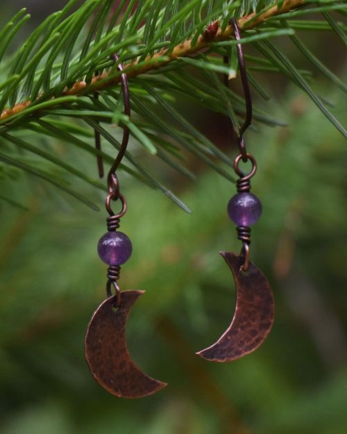 Amethyst moon earrings! Amethyst carries the energy of creativity ♥ Hand sawn, hammered, aged and co