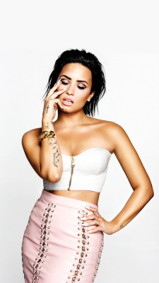 locckscreen:  Demi Lovato LockscreensLike and Reblog