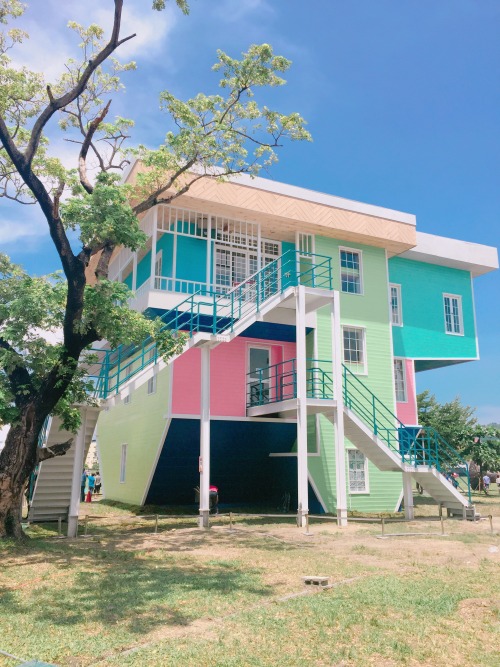 Bills’ upside down house @  Kaohsiung, TaiwanCrazy about these colors. 