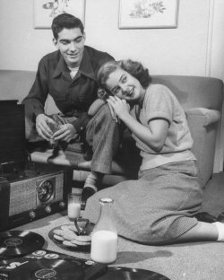 elitropiagogo:  vintage vinyl and milk … and cookies! foto by Ed Clark, Atlanta, 1948