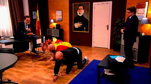 pacienciaras:   “Fachas, fachas”: el sketch de Polònia en el que Rajoy alimenta a los ultras como si fueran palomas. El programa de humor de la televisión catalana ironiza sobre las dificultades de Rajoy para condenar la violencia ultra. “Si ellos