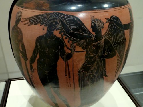 lionofchaeronea:Panathenaic black-figure victory amphora, depicting the victorious athlete standing 