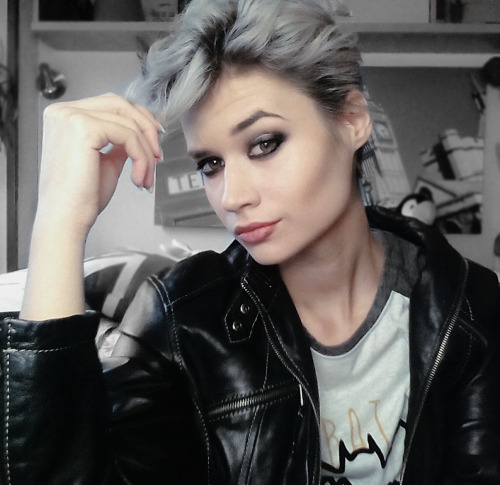 aetulias:guys we have a problem… i think i might actually be Alex Turner
