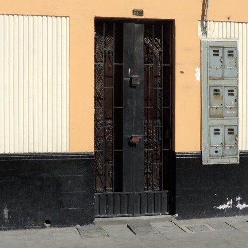 Puerta y contadores eléctricos, Arequipa, 2017.