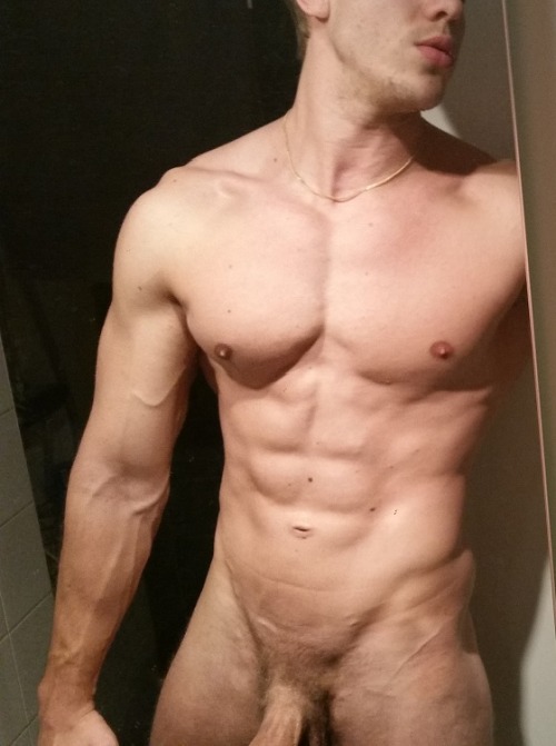hornyclick:  Uncircumcised muscular white stud