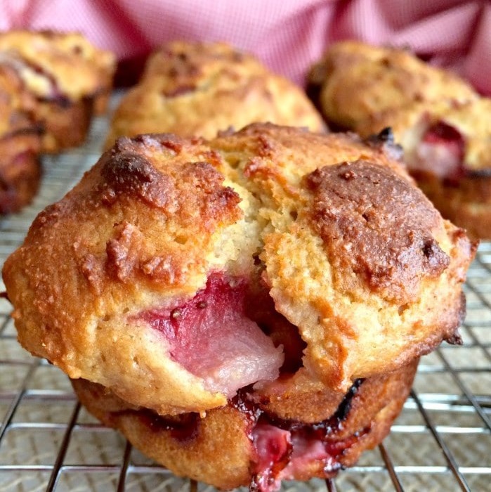 foodffs:  Bursting with strawberries and creamy greek yogurt, these Strawberry Greek