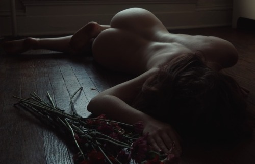 asmallwomanphotography: Full set on patreon: www.patreon.com/livsage  2017. Self portrait. 
