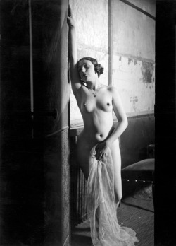 Killerbeesting:  Brassaï, In Den Folies-Bergères, 1931-32   