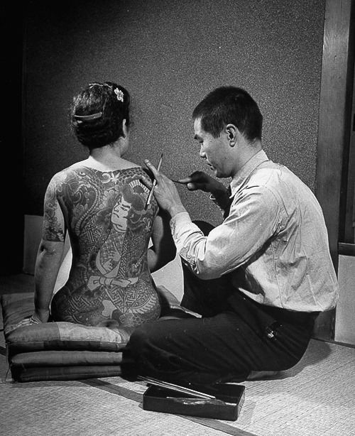 gh3ttobla5ter:  Vintage photos of women getting tattoos by the tebori method.   ✨