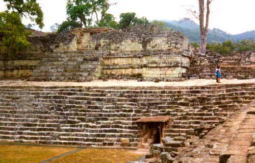 Restos del campo de pelota, Copan, Honduras, 2002.