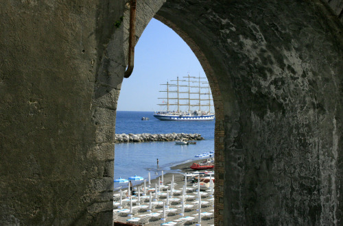 Atrani view da hatschiputhTramite Flickr:Amalfi coast, Atrani is the smallest community in italy