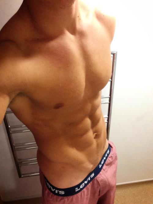 chrisjammer:  SEXY BODY YOU WANNA LOOK LIKE THIS EMAIL ME LETS DO A PRIVATE SKYPE SESSION. CHRISJAMMERMODEL@YAHOO.COM