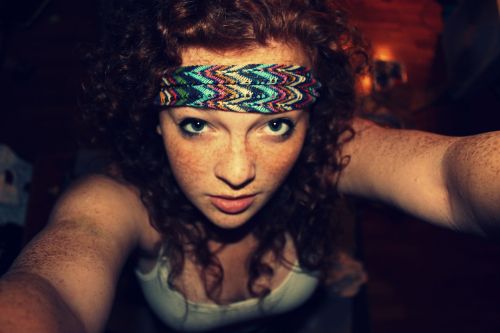 freckles-are-fabulous:  Gahh so cute. Like a pumpkin ;)  The headband is trippy.