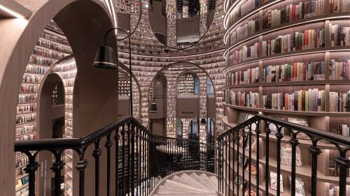 An absolutely surreal bookstore in Chengdu, China.
Photos by Shao Feng.