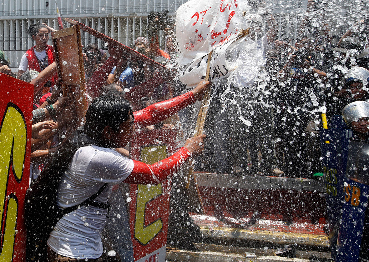 beemill:  Protests Erupt as Barack Obama Signs Philippines Military Deal  The signing