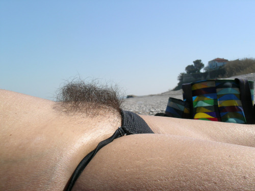 kinky-hirsute: very hairy women