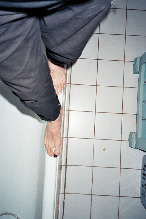 series of my feet in my bathroom in france