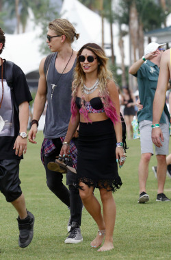 In-Voguee:  Vanessahudgensfashionstyle: April 18, 2014 - Vanessa Hudgens And Austin