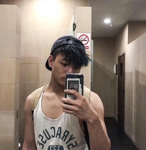 theboythatranaway: [Submission] Horny SG gayboy Brenan looking for a 3some online.