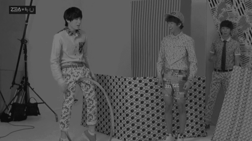 taownie-deactivated20181106:  Heechul and the hula hoop. 