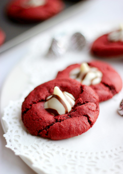 confectionerybliss:  Red Velvet Kiss Cookies