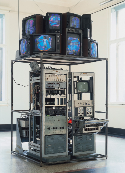 avtavr:
““ Nam June Paik
„Video-Synthesizer“, 1969/92.
Installation, 210 (305 with monitors) x 155 x 150 cm,
Original incl. synthesizer, two moving frames, 12 monitors of different sizes, 2 DVD players, @ Kunsthalle Bremen - The Kunstverein in...