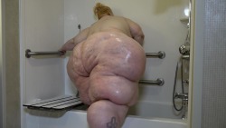 corpulentcoppelia:allaroundman:Soon to resort to a hosing down in the garden whilst