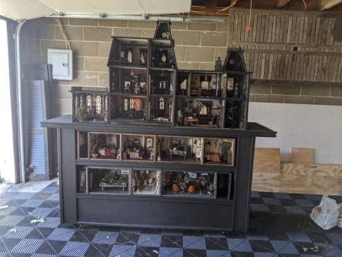 magicalandsomeweirdhometours: Miniature house of the Addams Family. Artist Kelly Little-Kuehnert of 