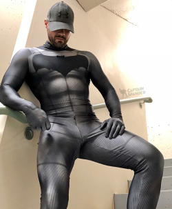 captnspandex:Guarding the stairwell. Like