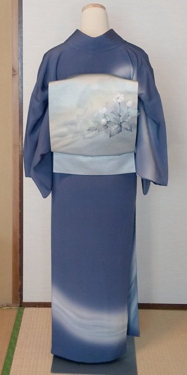 White poppies over a soft yukiwa (snowflake), coordinate yuzen houmongi and obi seen on.If haori and