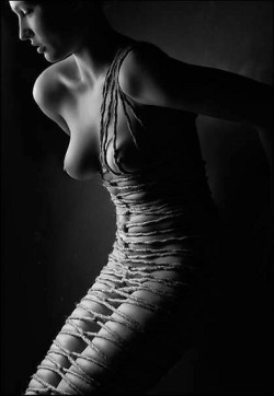 black-and-white-erotic-art:  bwea