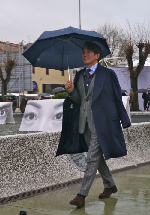 Suit and trucker jacket.. nice combinaison! Pitti