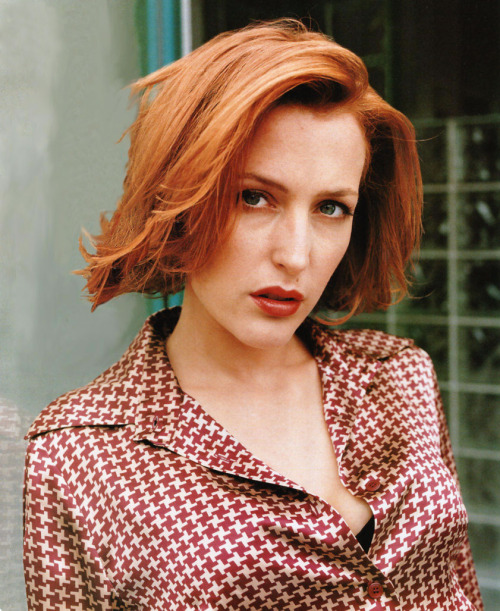 gilliananderson1996:It’s Satin Shirt and a Sassy Side Part Saturday!