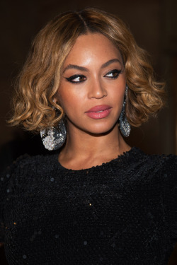 insanity-and-vanity:  Beyoncé @ the Topshop