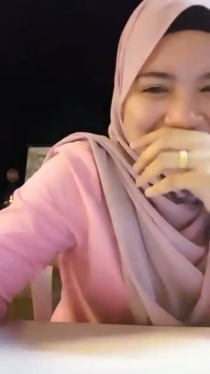 heroinmuslimah: hantumalaya: Boob  Ni mesti tangkap2 curi ni. Best2.
