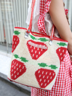 osharejapan:  Colorful bags in Harajuku 