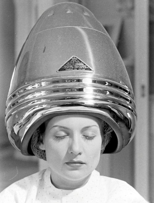 Carole Lombard drying her hair. By Alfred Eisenstaedt.