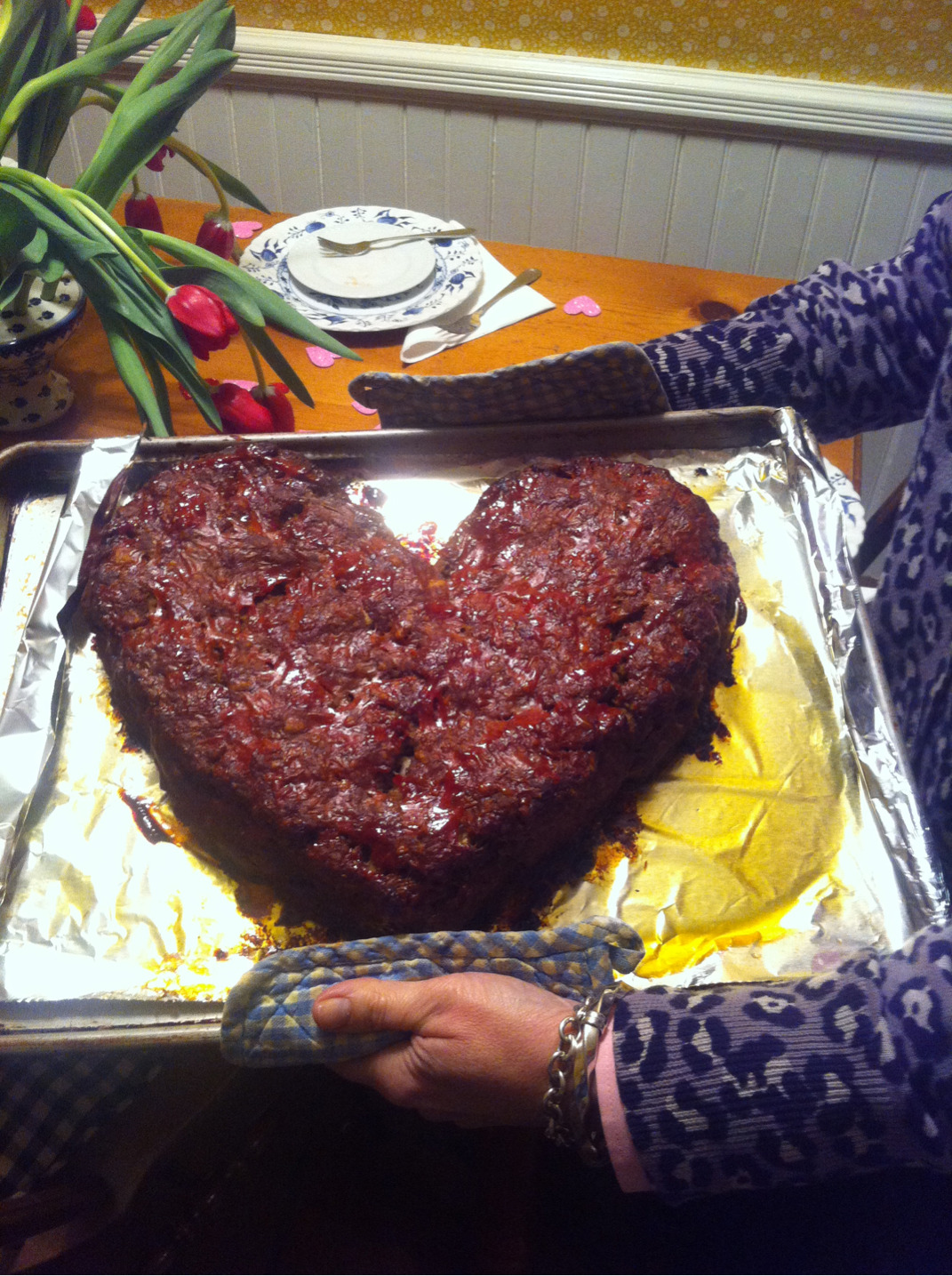 poopinginschool:  my mom makes heart-shaped meatloaf every valentines day