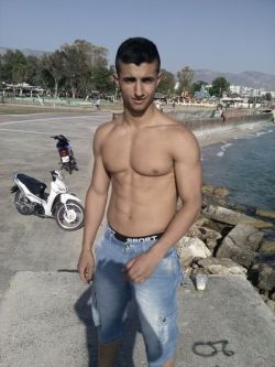 tommytank4:  https://www.tumblr.com/blog/tommytank4 - hot and muscular men