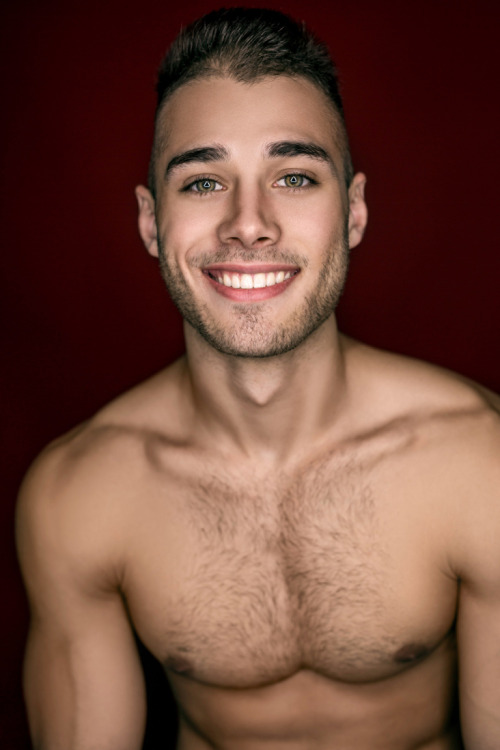 dealed:the best dealed guysdealed.tumblr.comSo Damn Hot & Sexy