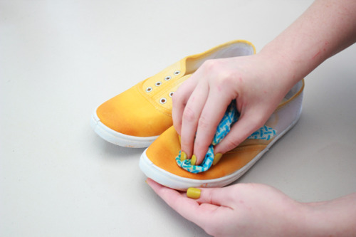 amenpenis:gaksdesigns:Dip-Dyed ShoesARE YOU KIDDING IM MAKING THESE