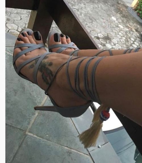 t-double-posts:Feet and ankles make the best canvases for sexy tattoos! 