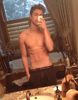 Garrett Backstrom shirtless selfie