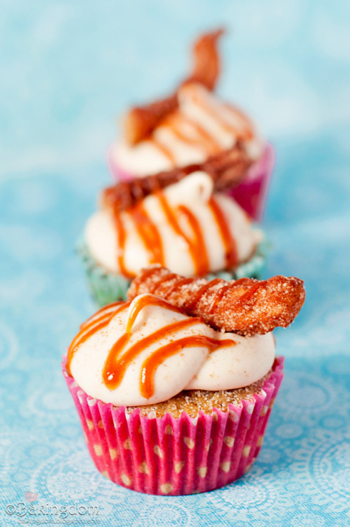 ugly–cupcakes:  Churro Cupcakes with Salted Dulce De Leche Sauce 